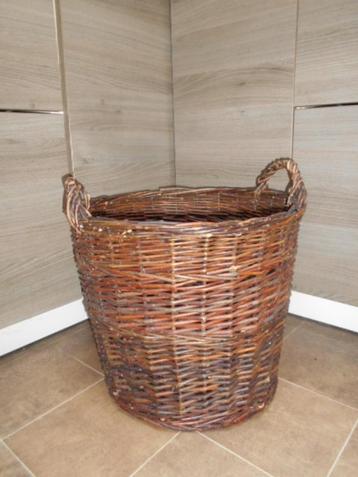 Ronde rieten mand  beschikbaar voor biedingen