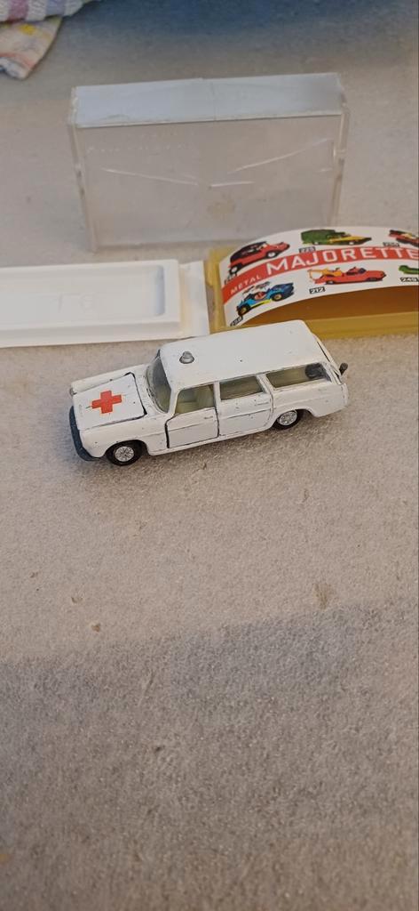 Majorette peugeot 404 ambulance, Hobby en Vrije tijd, Modelauto's | 1:87, Auto, Corgi, Ophalen of Verzenden