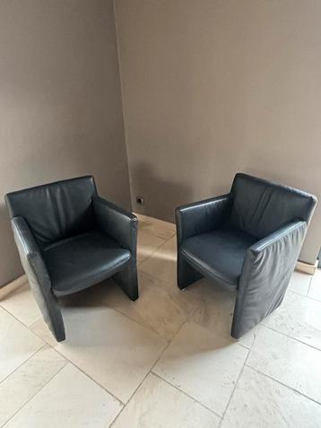 2 lederen, zwarte fauteuils beschikbaar voor biedingen