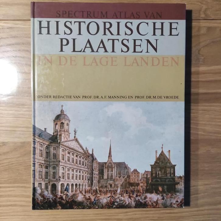 Spectrum Atlas van historische plaatsen in de lage landen, Boeken, Geschiedenis | Stad en Regio, Gelezen, Ophalen of Verzenden