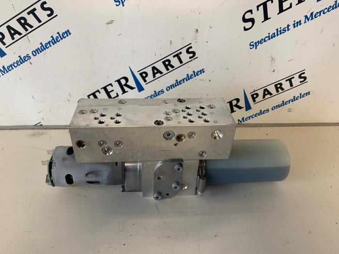 Hydrauliek pomp van een Mercedes SL, Auto-onderdelen, Overige Auto-onderdelen, Mercedes-Benz, Gebruikt, 3 maanden garantie, Ophalen of Verzenden