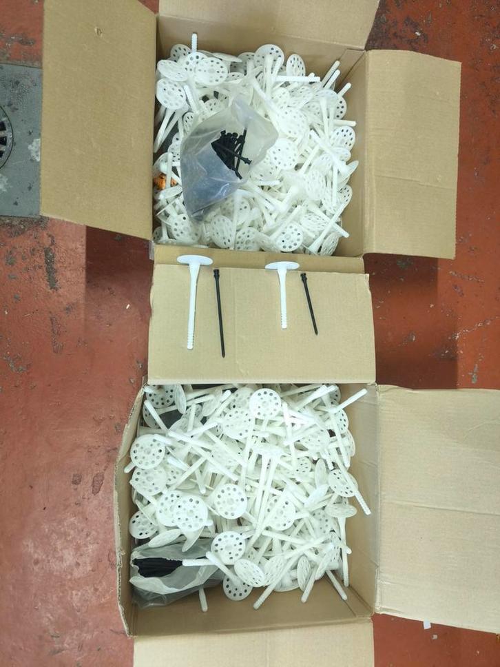 2 bijna volle dozen isolatiepluggen, Doe-het-zelf en Bouw, Isolatie en Afdichting, Nieuw, Hardschuim (Pir), Ophalen