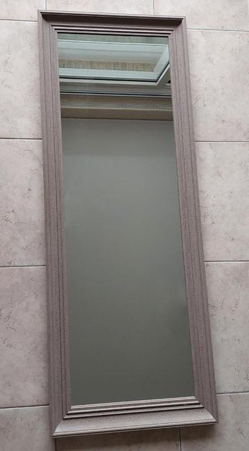 SPIEGEL -  Modern met houten kader beschikbaar voor biedingen