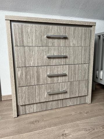 Nachttafel en Commode beschikbaar voor biedingen
