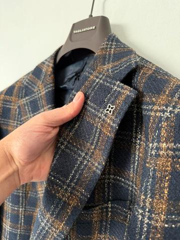 Luxe kostuumset van hoge kwaliteit beschikbaar voor biedingen