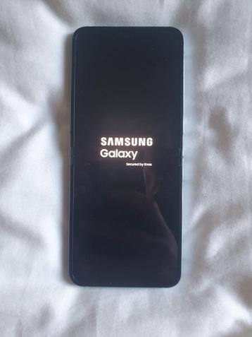 Samsung Galaxy Z Flip 6 256 Go bleu disponible aux enchères