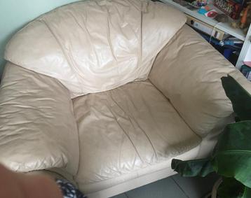 Comfortabele draaifauteuil van echt leder beschikbaar voor biedingen