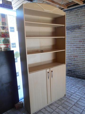 GRAND MEUBLE 4 ETAGERES + 2 PORTES beschikbaar voor biedingen