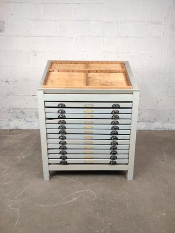 Antieke houten letterkast beschikbaar voor biedingen