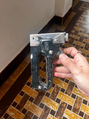 Handtacker beschikbaar voor biedingen