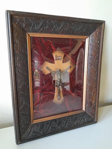 Cadre ancien avec verre sphérique et crucifix, Enlèvement
