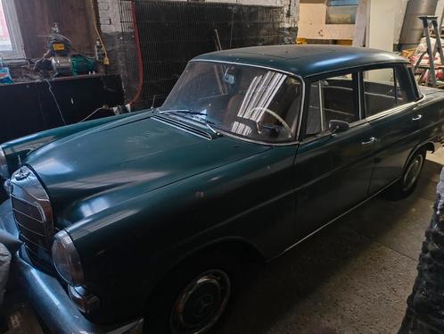 Mercedes Benz 230 w110 Heckflosse, Auto's, Oldtimers, Particulier, Mercedes-Benz, Benzine, Berline, 5 deurs, Handgeschakeld, Groen