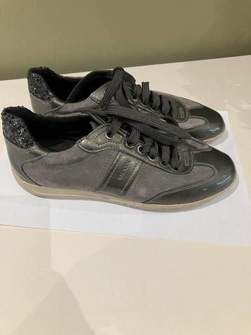 Sneakers grises Geox, taille 36, neuves, jamais portées. 