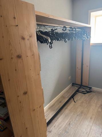 Houten kledingrek met legplankenkast – robuust & praktisch beschikbaar voor biedingen