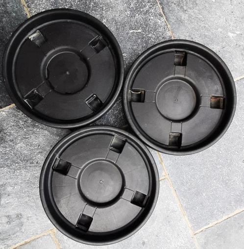 Te koop: 3 Zwarte ronde  kunststof plantentrolleys., Tuin en Terras, Bloempotten, Gebruikt, Kunststof, Binnen, Balkon, Tuin, 25 tot 40 cm