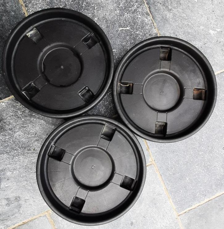 Te koop: 3 Zwarte ronde  kunststof plantentrolleys., Tuin en Terras, Bloempotten, Gebruikt, Kunststof, Binnen, Balkon, Tuin, 25 tot 40 cm