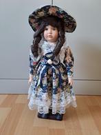 Grande poupée à la robe bleu et chapeau, Ophalen of Verzenden, Nieuw, Pop