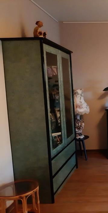 Eetplaats, vitrinekast, dressoir, tafel,spiegel en 6 stoelen beschikbaar voor biedingen