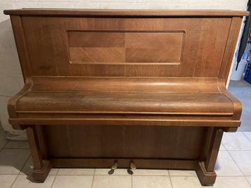 Staande piano (uit de toon) — ideaal voor decoratie of resta beschikbaar voor biedingen