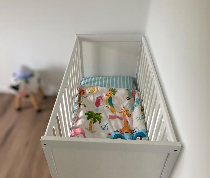 Set 2 babybedjes Ikea Sundvik wit incl. matras, Kinderen en Baby's, Kinderkamer | Bedden, Zo goed als nieuw, Ophalen