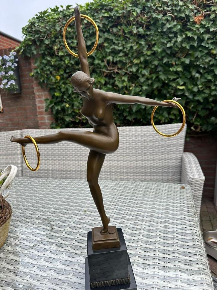 bronzen Art sculptuur vrouw danseres met ringen 58 cm, Antiek en Kunst, Kunst | Beelden en Houtsnijwerken, Ophalen of Verzenden