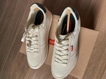 schoenen sneakers, levi,s maat 42 , nieuw in de doos. beschikbaar voor biedingen