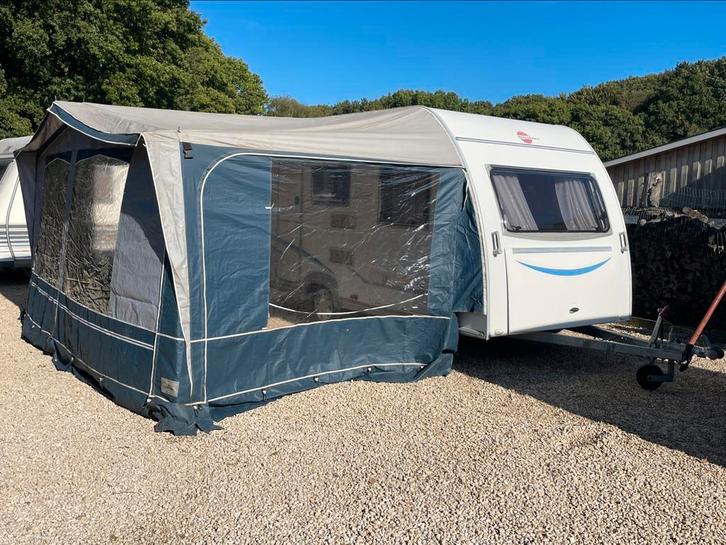 Nette caravan Burstner Premio 435 TS met voortent, rondzit, Caravans en Kamperen, Caravans, Bedrijf, Rondzit, Koelkast, Ophalen