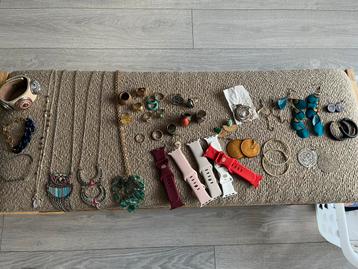 Lot bijoux beschikbaar voor biedingen