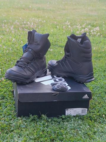  À vendre – Bottines Adidas GSG-9.2 en cuir – Pointure 42  beschikbaar voor biedingen