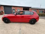 BMW 1 SERIE ✅ 114i BENZINE AIRCO CARPLAY PDC GARANTIE, Euro 5, 4 cilinders, Electronic Stability Program (ESP), Rood