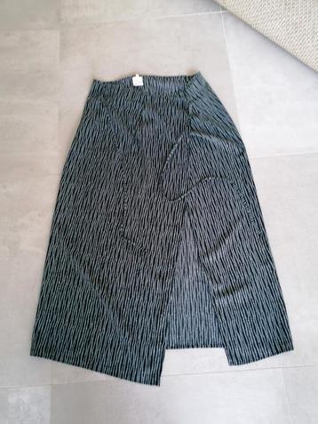 Lange wikkelrok , zwart met grijs . beschikbaar voor biedingen