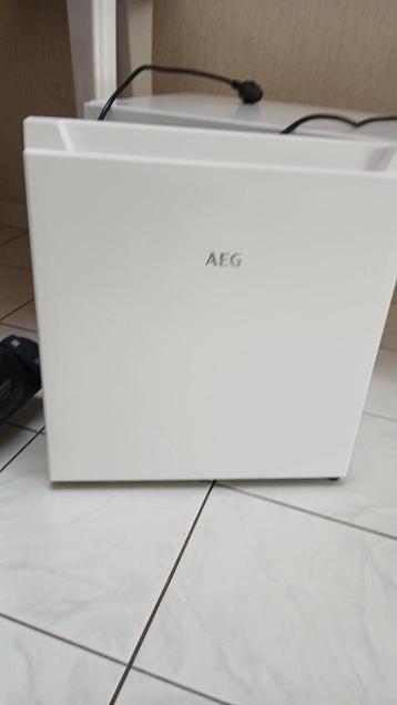 Mini frigo AEG, Electroménager, Neuf, Avec compartiment congélateur, Moins de 45 cm, Enlèvement
