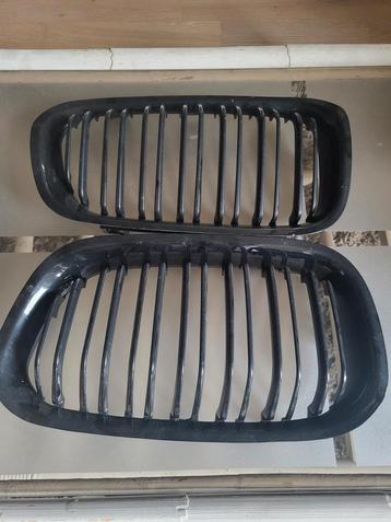 BMW 1 Serie F20 F21 grill glanzend zwart

In perfecte staat) beschikbaar voor biedingen