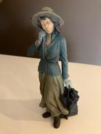 Belle statue de dame avec chapeau et parapluie, non-fumeur, Collections, Comme neuf, Enlèvement ou Envoi