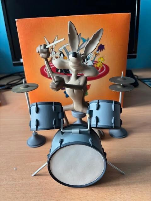 Beeldje Coyote op drumstel, Collections, Personnages de BD, Comme neuf, Statue ou Figurine, Looney Tunes, Enlèvement ou Envoi