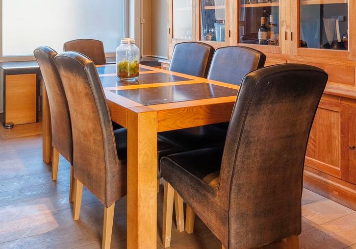 Eetkamertafel in massief hout met natuursteen en zes stoelen, Maison & Meubles, Salles à manger complètes, Utilisé, Enlèvement