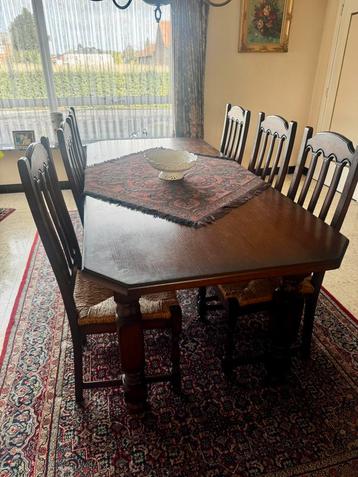 Massief eiken tafel met 6 stoelen beschikbaar voor biedingen