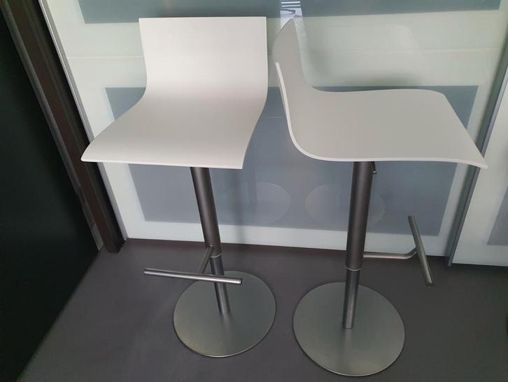 ***Lapalma Thin design barkrukken (wit plywood&zwart LEDER)*, Huis en Inrichting, Barkrukken, Zo goed als nieuw, 60 tot 90 cm