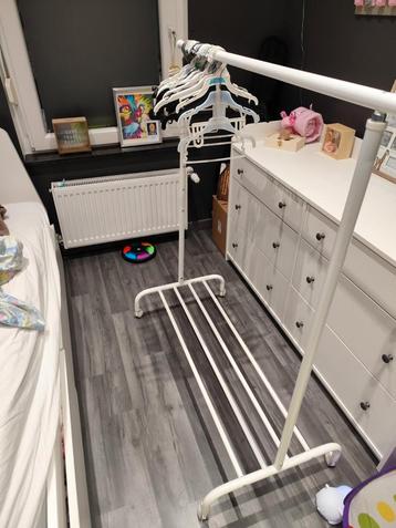 Tringle Largeur: 111 cm
Profondeur: 51 cm
Haut. min.: 126 cm beschikbaar voor biedingen