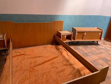 Vintage houten bedkader uit 1965 – lichtbruin/wit beschikbaar voor biedingen