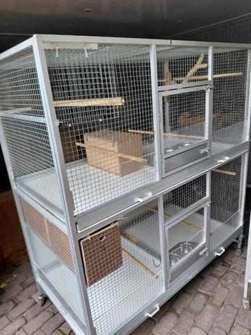 Setjes dubbele aluminium (kweek)kooien op wielen. beschikbaar voor biedingen