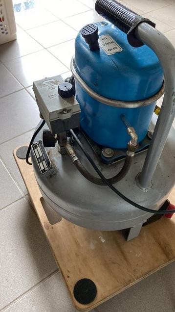 Industriële compressor 24L  8 bar, Made in Italy beschikbaar voor biedingen