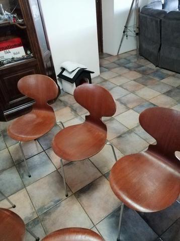 Chaises fourmi arne jacobsen, Enlèvement
