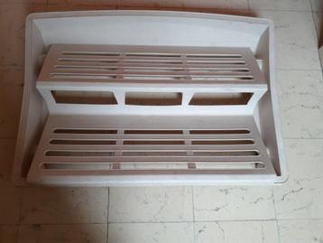 Schoenenrek op wieltjes onder bed. beschikbaar voor biedingen