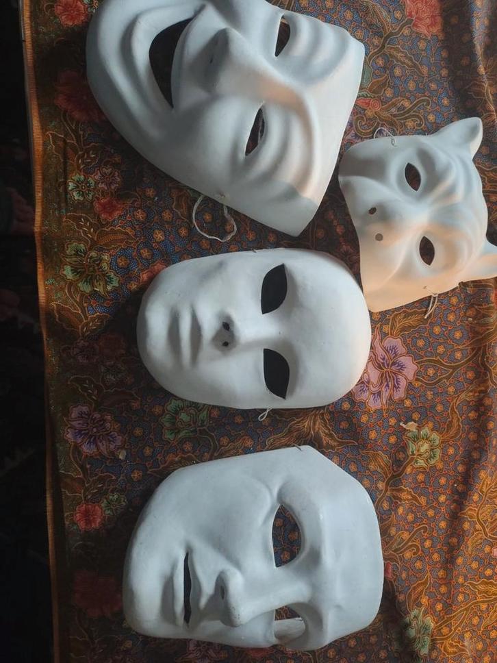 Witte theater knutsel maskers stevig karton en licht plastic, Hobby en Vrije tijd, Kostuums, Theaterbenodigdheden en LARP, Zo goed als nieuw