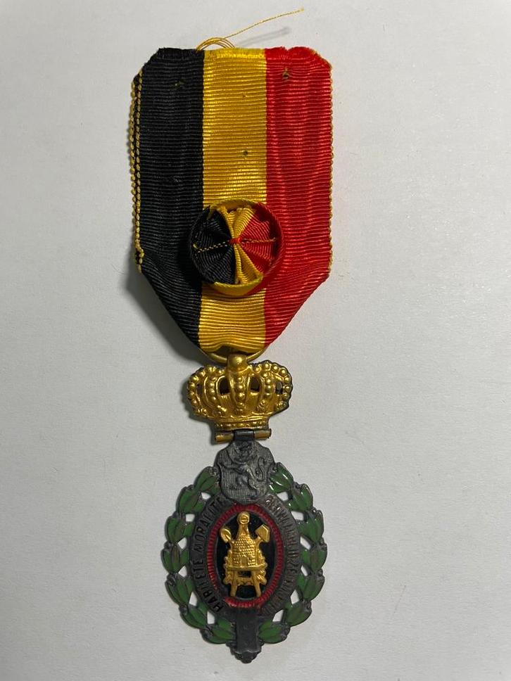 Lot 21 : Médaille, Collections, Objets militaires | Seconde Guerre mondiale, Enlèvement ou Envoi