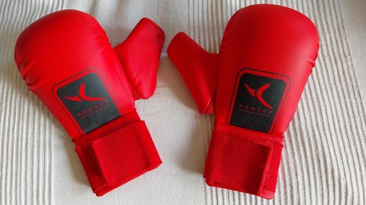 Decathlon karatehandschoenen maat S, Sport en Fitness, Vechtsporten en Zelfverdediging, Zo goed als nieuw, Karate, Vechtsportbescherming