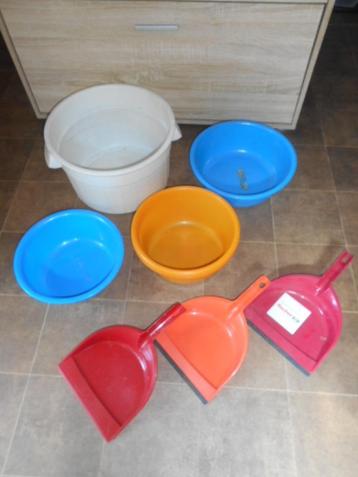 Plastic kommen, vuilblikken, schoonmaakset / Alles voor 5 € beschikbaar voor biedingen