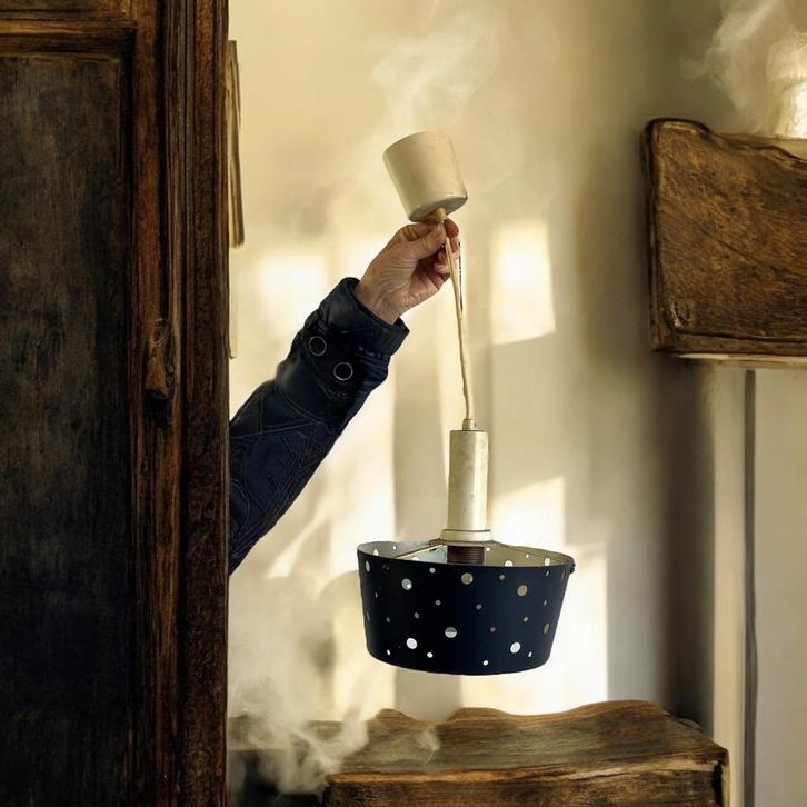 Vintage zwarte metalen luster met gaatjes seventies, Antiek en Kunst, Antiek | Verlichting, Ophalen of Verzenden