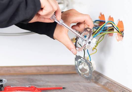 Elekricien voor grote en kleine opdrachten, Diensten en Vakmensen, Elektriciens, 24-uursservice, Garantie